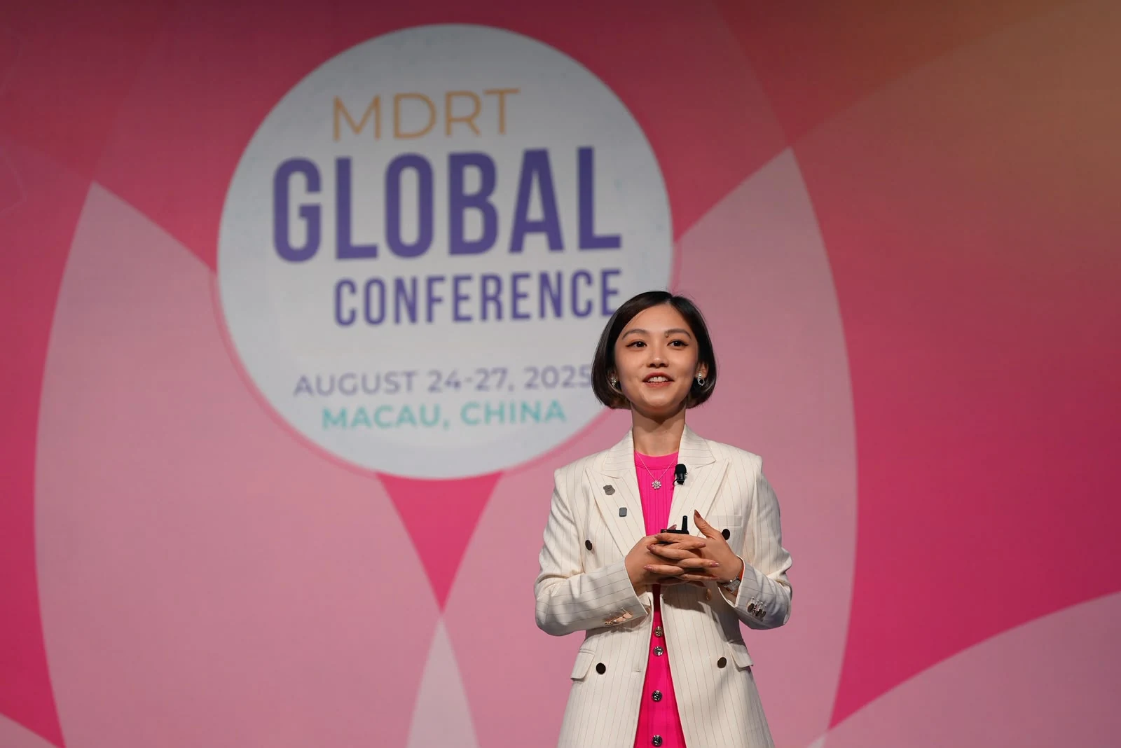 Jessie Chiu speaking at the 2025 MDRT Global Conference in Macau